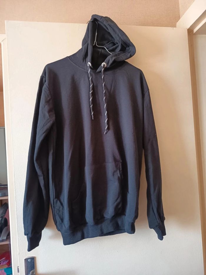 Sweat a capuche. Marque original.