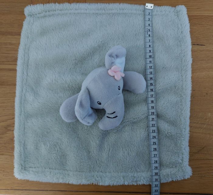 Doudou plat éléphant avec petite fleur rose - photo numéro 4