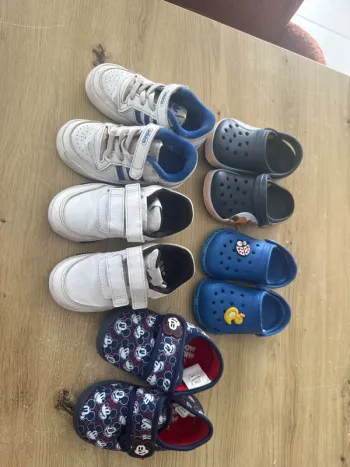 Lot de chaussures et chaussons taille 24