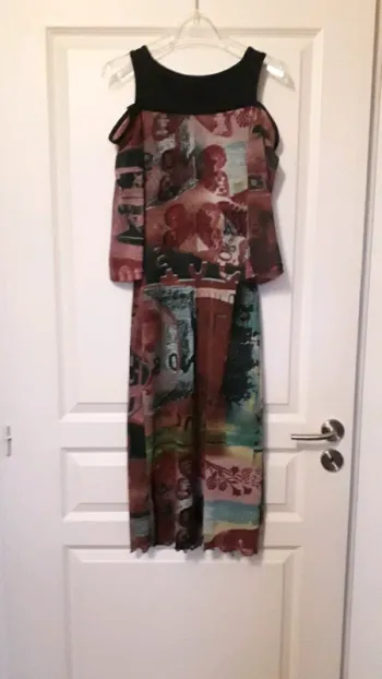 Très jolie robe droite épaules dénudées manches 3/4