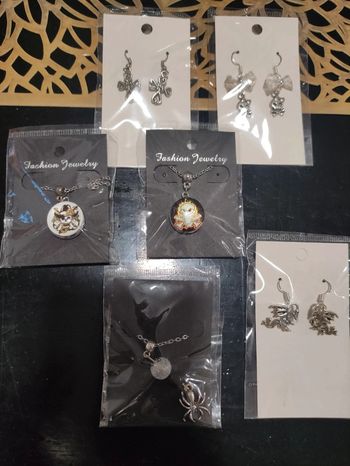 Lot de 6 bijoux neufs thème tête de mort, croix, araignée et dragon