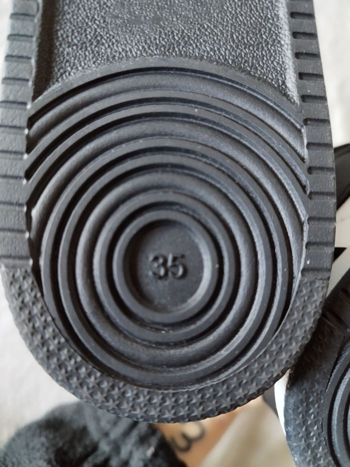 Baskets neuves jamais portées T35 - photo numéro 3