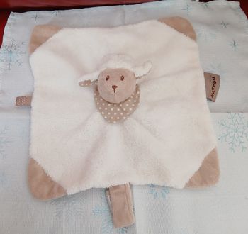 Nattou: Doudou Mouton Accroche-tétine