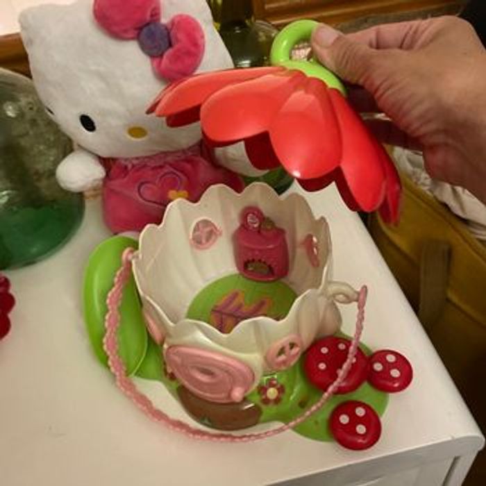 Maison des fait en forme de fleur et 3 peluches - photo numéro 3
