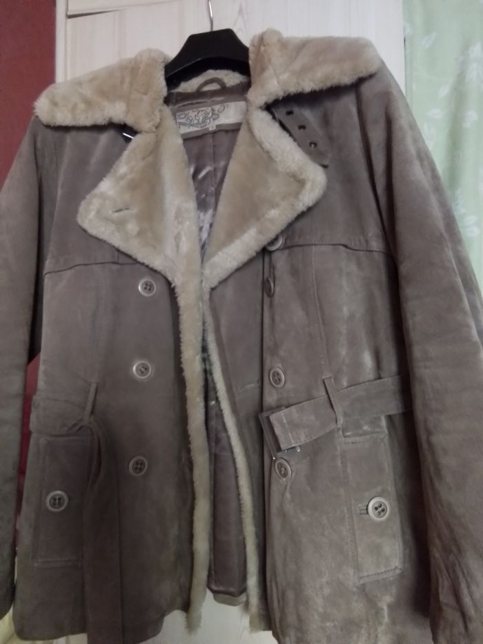 Belle veste en vrai daim  avec fourrure col. - photo numéro 3