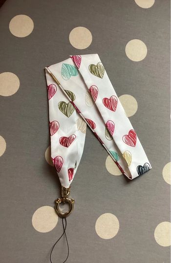 Décoration de sac ou portable avec des cœurs