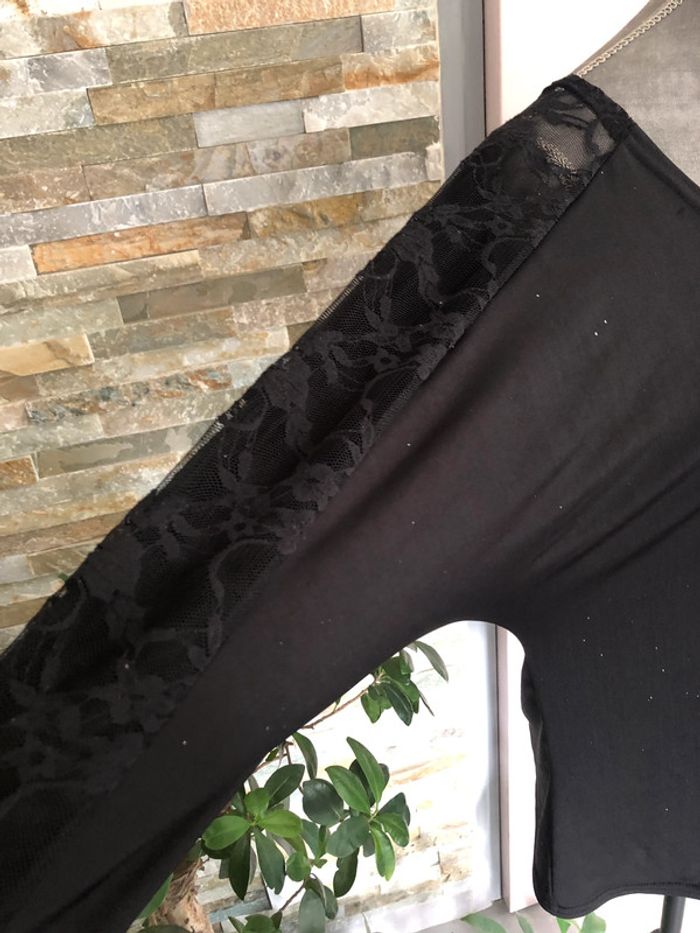Haut noir à manches en dentelle 38/40 - photo numéro 2