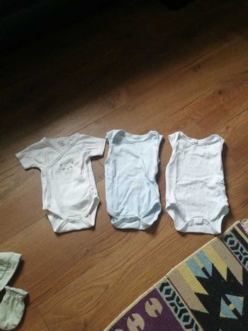 Lot de 3 bodies 1 mois manches courtes et sans manche