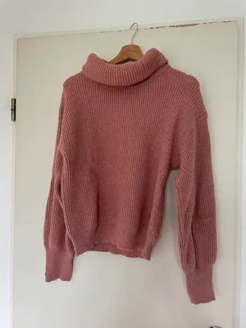 Pull col roulé rose