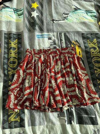 Jupe short fluide bordeaux à motifs gris