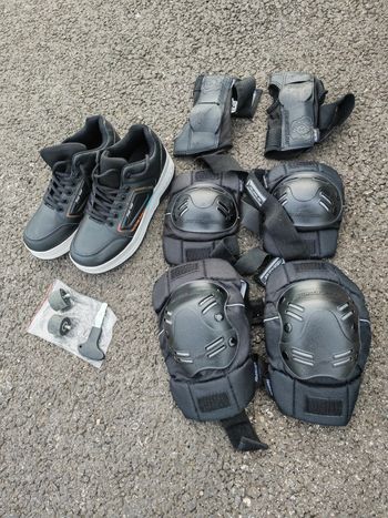 Chaussures à roulettes + protections taille 38