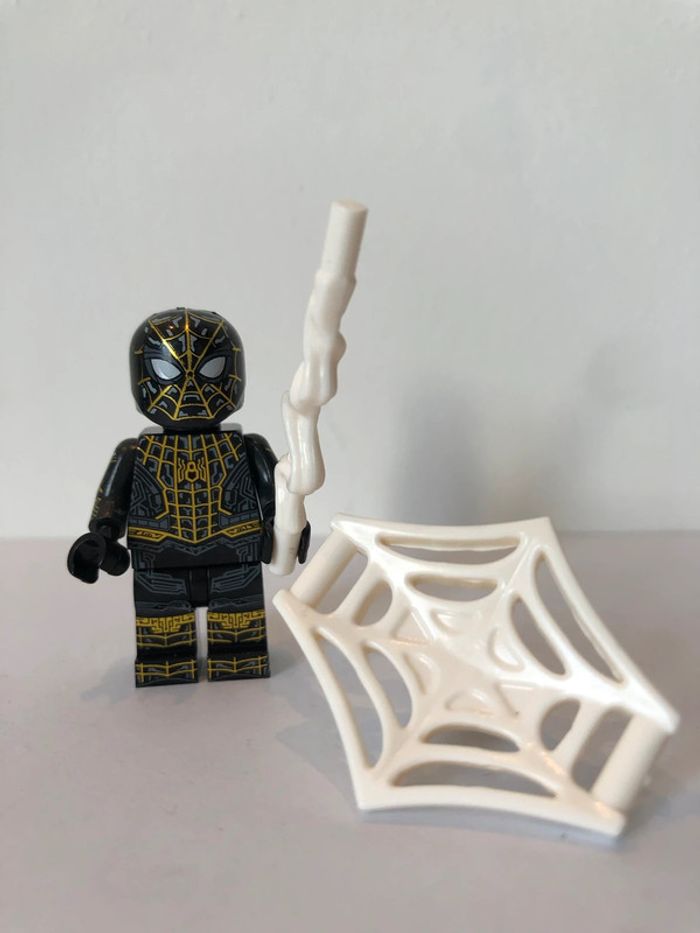 Figurine type lego Spiderman noir et or. Marvel