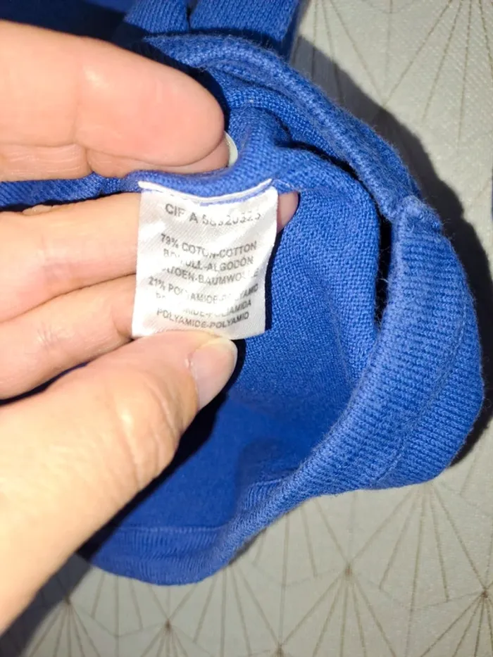 Pull fille 10/12 ans étiquette coupée bleu roi tbe 1 micro tache de fond en bas à peine visible - photo numéro 4