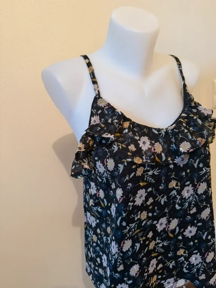 Débardeur noir à fleur en très bon état taille 38 Kiabi - photo numéro 2