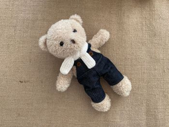 Peluche ours brun et des vêtements pour l'habiller bonnet écharpe salopette Egmont Toys