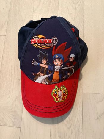 Casquette beyblade 52 cm marine et rouge très bon état