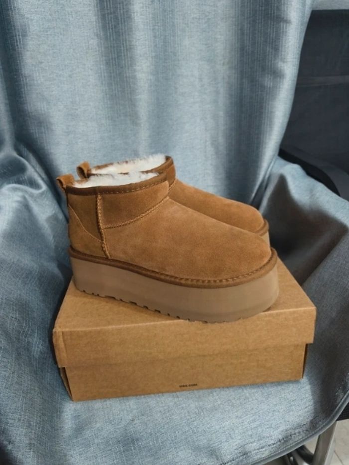 Bottes de neige courtes à talons hauts UGG, pointure 37 - photo numéro 3