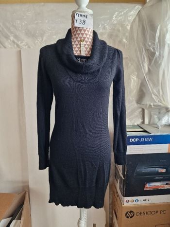 Robe, noir , avec col en bijoux,en acrylique & laine, en très très bon état, longueur 81cm