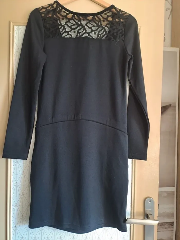 Robe noire de maternité molletonnée légèrement avec dentelle et lien portée 1 fois pour photos S - photo numéro 5