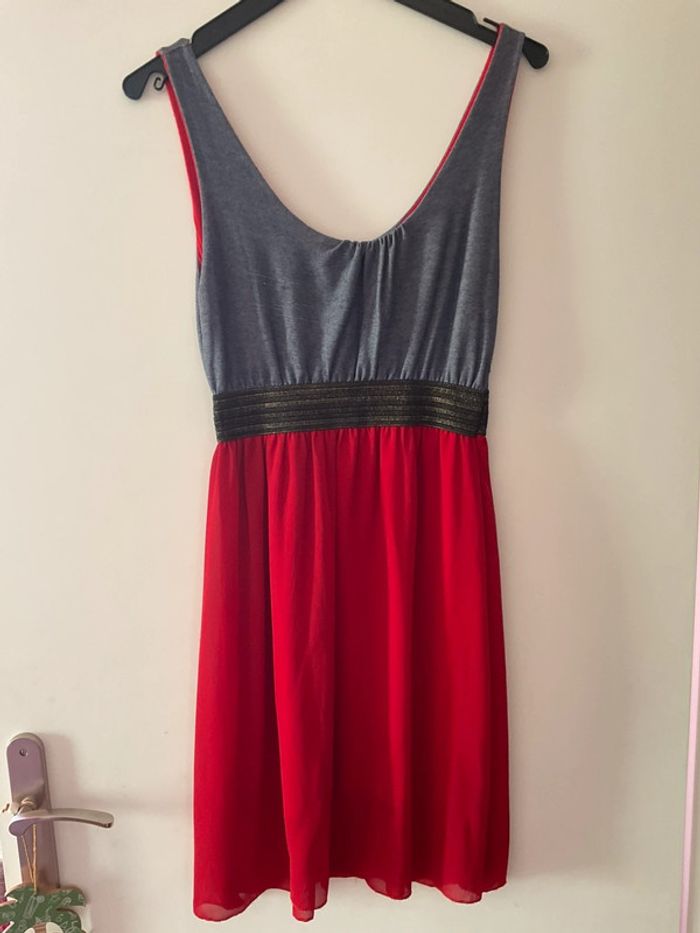 Robe, légère, grise et rouge