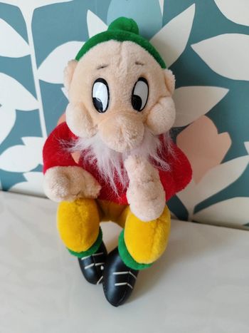 Peluche blanche neige et les 7 nains.