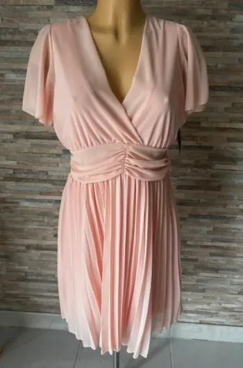 Robe rose pastel courte et plissée