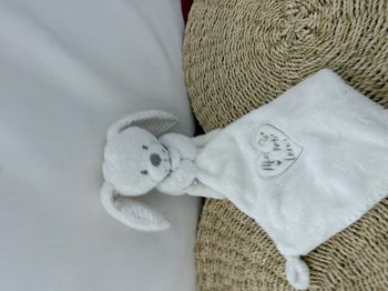 DOUDOU PELUCHE POMMETTE LAPIN BLANC GRIS MOUCHOIR Mon petit coeur