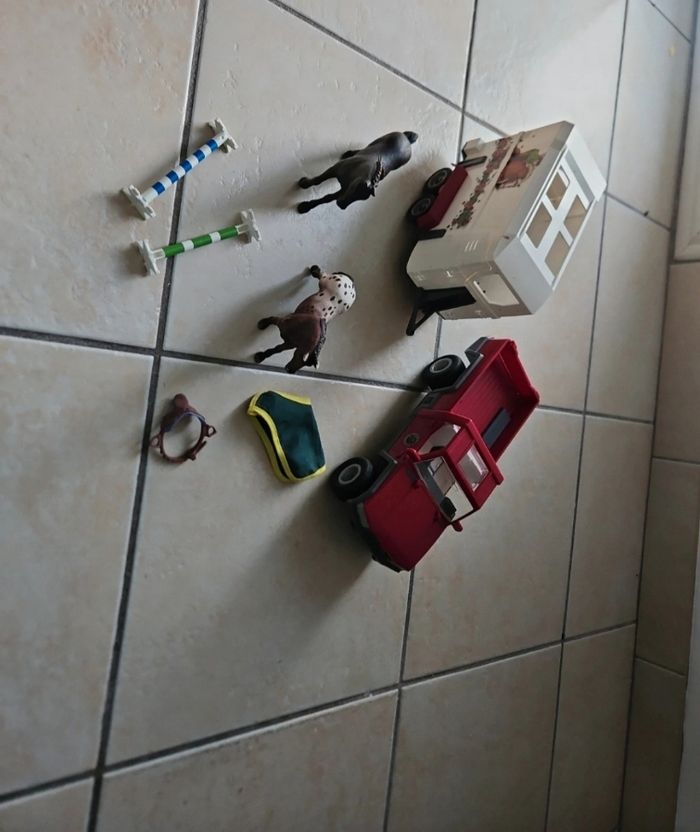 Lot véhicule + van + 2 chevaux Schleich