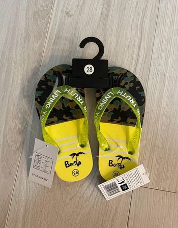 Tongs enfant Pointure 28 neuves