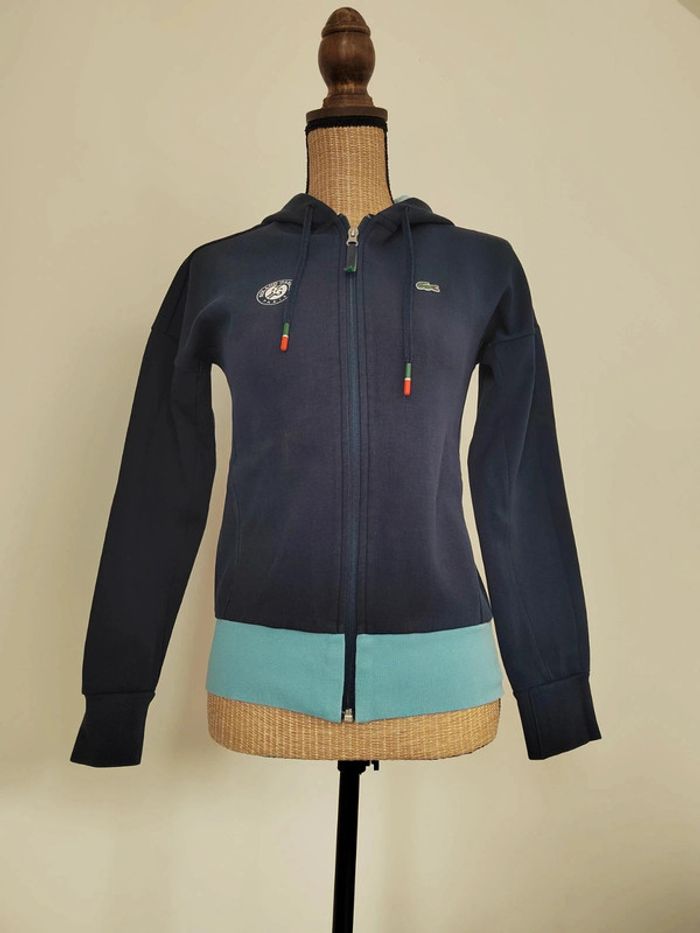 Sweat zippé avec capuche
Lacoste - Rolland Garros
Taille 34
Bleu marine
Excellent état