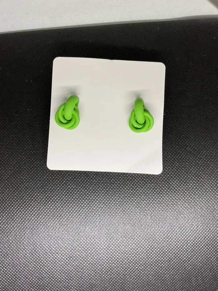 Boucle d’oreilles verts neuve