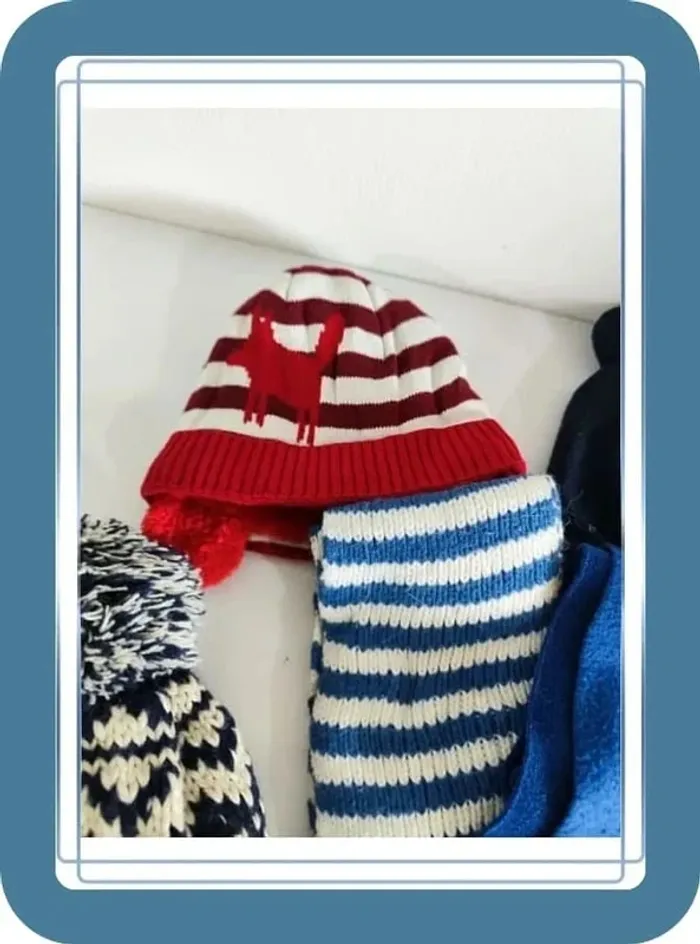 Lot de 3 bonnets 41cm  et 2 écharpes, bon état - photo numéro 3