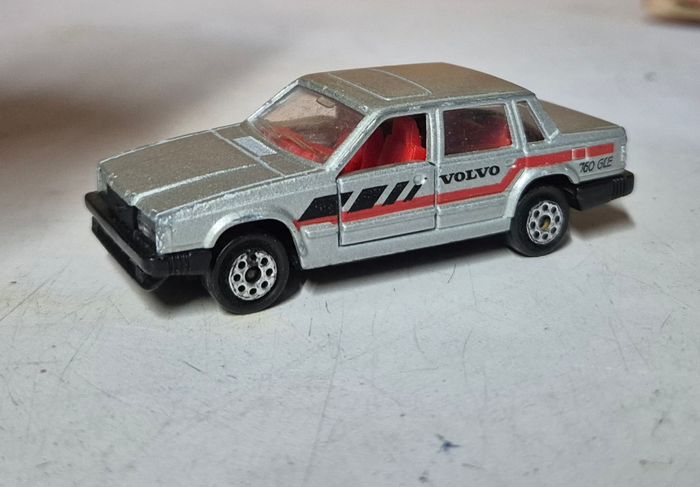 Voiture miniature majorette volvo 760 GLE grise 1/61