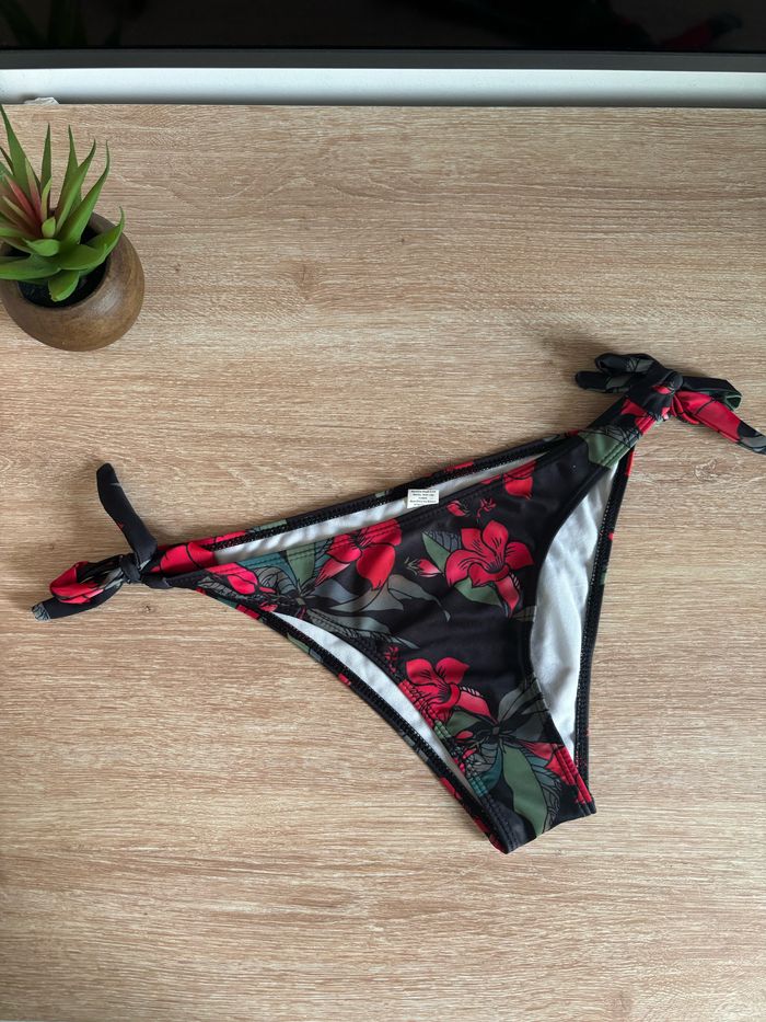 Bas de maillot de bain imprimé fleur rouge et noir taille 36/38 Shein