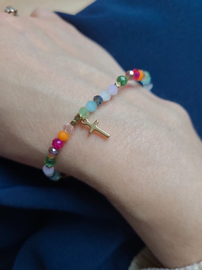 Bracelet en perles avec croix chrétienne