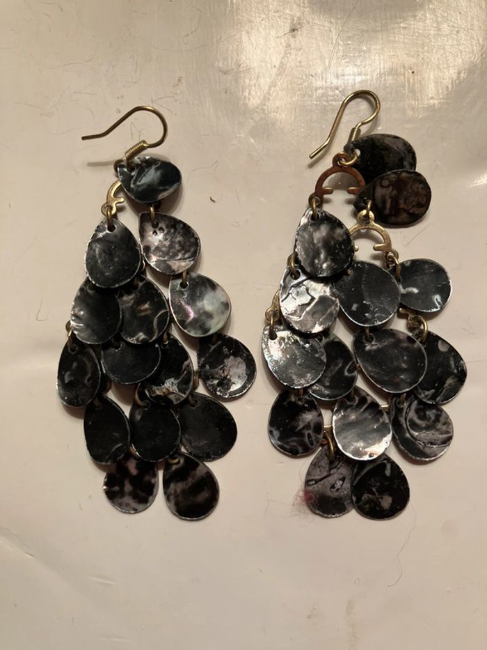 Boucles d’oreilles percées en pendeloques de nacre noire