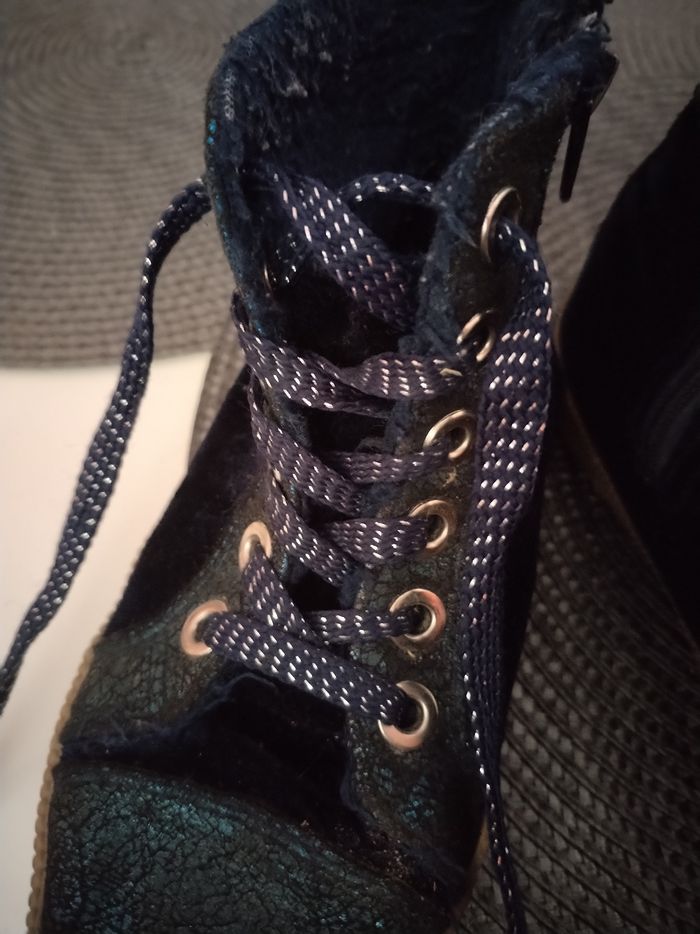 Très jolies chaussures avec lacets pailleté "Kiabi" très peu portées - photo numéro 3