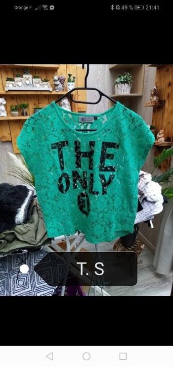 Haut à dentelle T. S