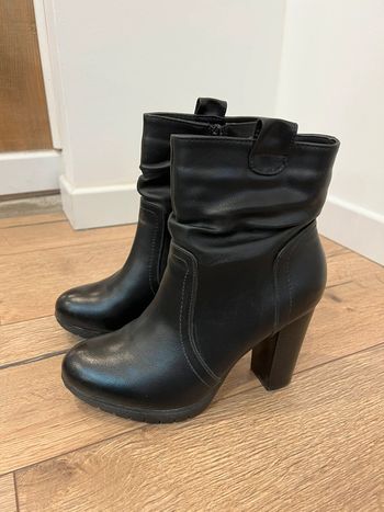Paire de bottines noires simili cuir 37