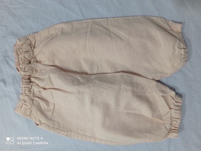 le pantalon de chez Absorba en velours cotelé fin  taille élastique  petit volant sur les cuisses  l - photo numéro 2