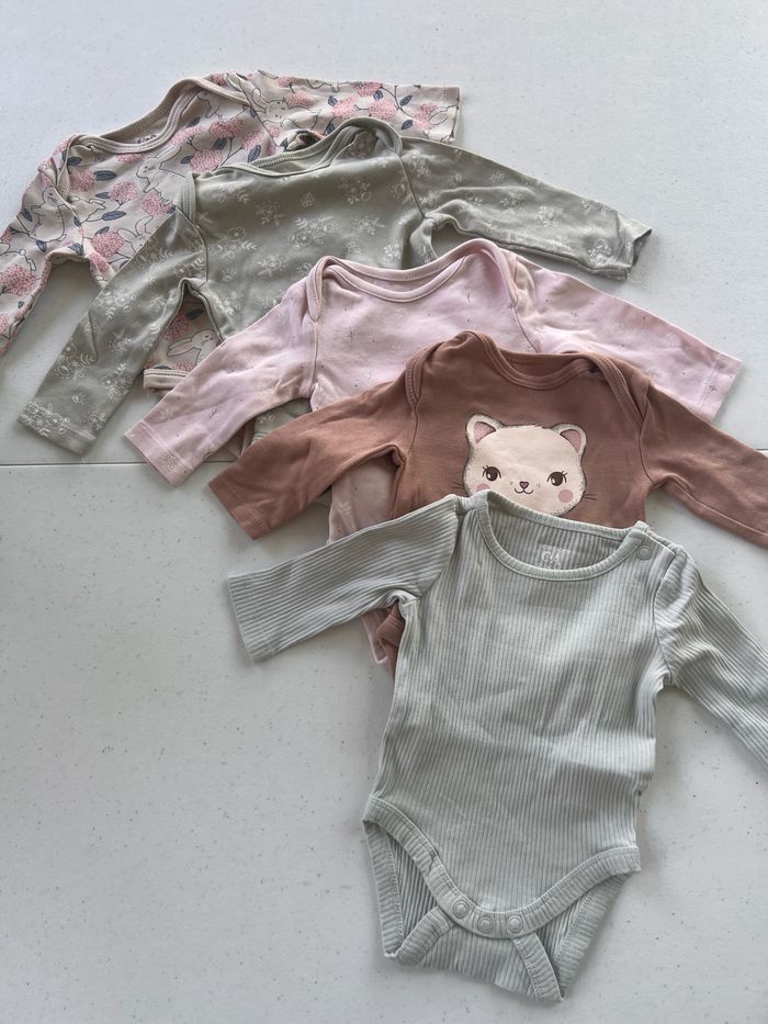 Lot de 5 bodies C&A Très bon état  Taille 1 mois   Prix que sur les lots         #bebefille6mois   #bebegarcon #naissance #naissancegarcon #nourrisson #maternité #sacfemme #grossesse #ensemblebebe #prixnegociable #prixlots #chauffebiberon #éveil #evei - photo numéro 3