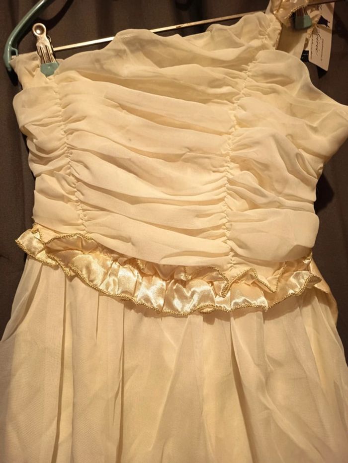 Robe soirée, bustier Une manche sans bretelles et l'autre satin filet or. Marque U Queenie. - photo numéro 2
