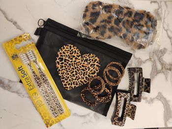 Trousse avec accessoires assortie léopard