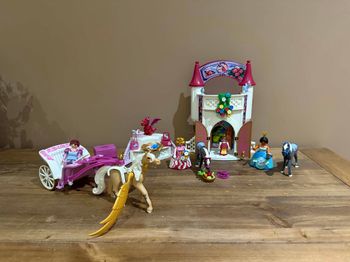 Playmobil Donjon de la licorne transportable 4777 et Playmobil Pricess 5143 Fairy tales Carosse avec cheval ailé
