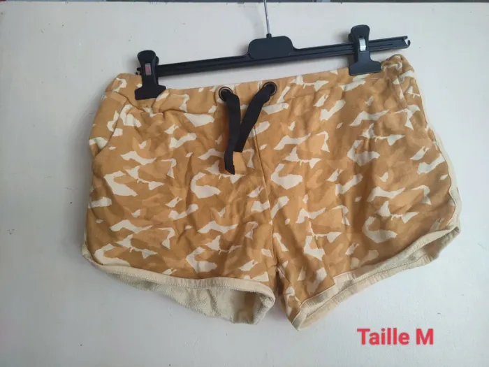 Short jaune moutarde avec motifs militaire femme taille m