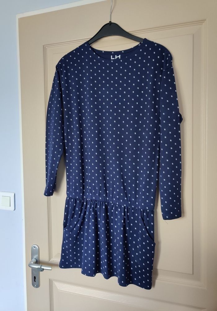 Robe bleue à motifs