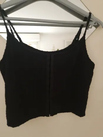 Top noir à fines brides court texturé à crochet taille M