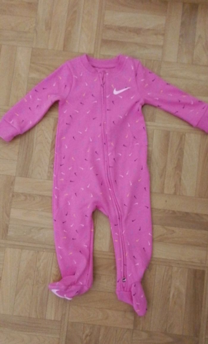 pyjama Nike bébé en noir et rose neuf sous emballage - photo numéro 3