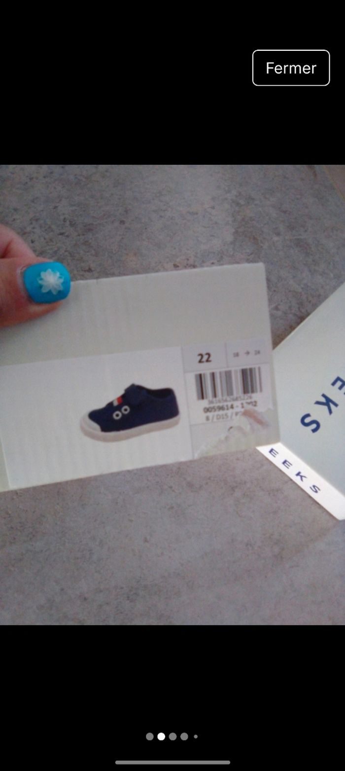 Une paire de sandales marque super fit couleur beige taille 22 
Une paire de basket bleu marque creeks taille 22 - photo numéro 2