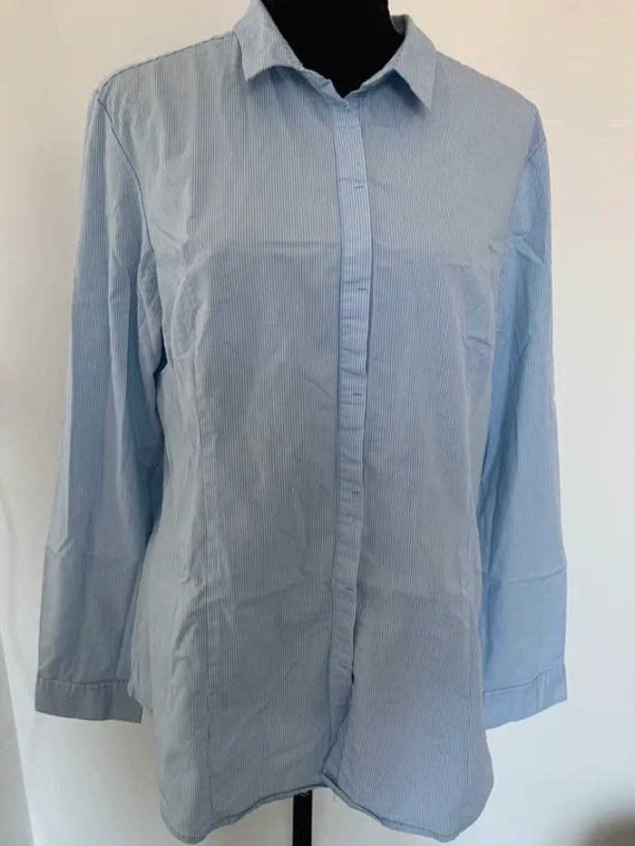 Chemisier bleu ciel et blanc Kiabi taille 48